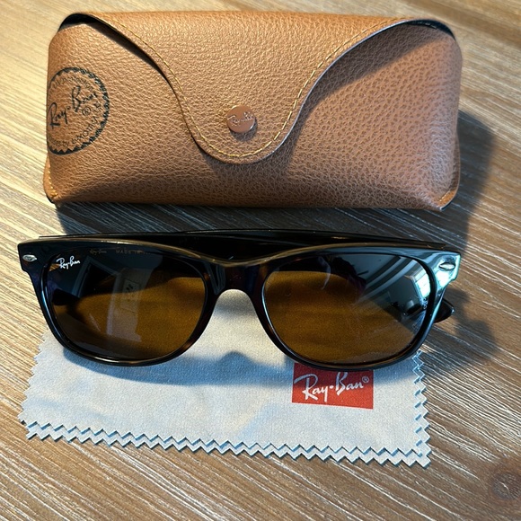 Ray-Ban Accessories - Ray-Ban Wayfarer Classic sunglasses with case and cloth